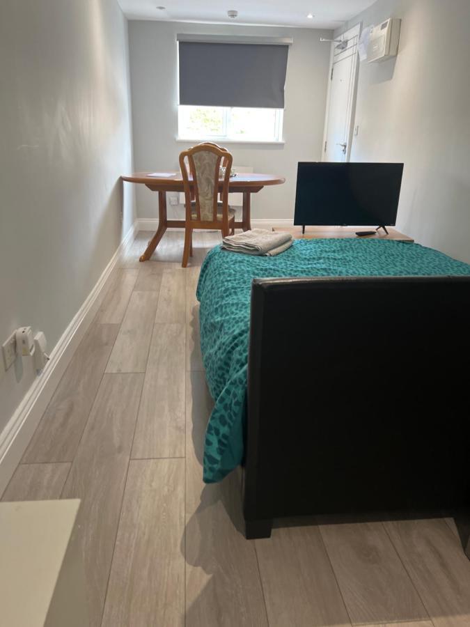 Wisdom Care: The Orpington Cutie Hotel Bagian luar foto